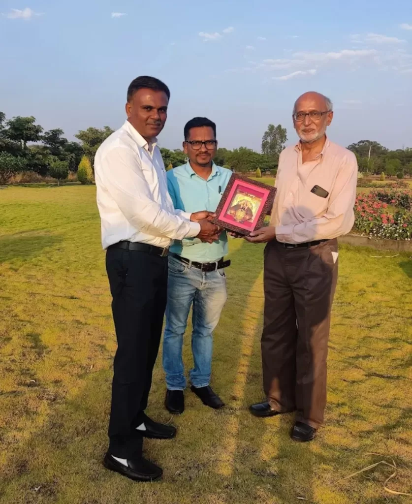 Dr. Ajay Hanmane presenting a gift to Dr. Kumar Dhawale M.D. (Psychiatry), Ex-Principal & Director MLDMHI, Palghar, during his visit to Kolhapur in February 2022.